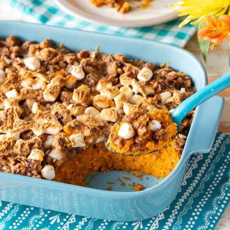 Sweet potato casserole with marshmallow recipe Pioneer Woman Sweet Potatoes, Marshmallow Recipe, Southern Thanksgiving Menu, Southern Thanksgiving, Recipe Thanksgiving, Eating Breakfast, Potatoe Casserole Recipes, Crockpot Recipe, Recipes With Marshmallows