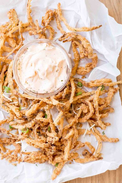 Onion Strings Recipe, Fried Onion Strings, Onion Straws, Fried Onion Rings, Homemade Onion Rings, Onion Strings, Spinach Casserole, Pepper Recipes, Onion Burger