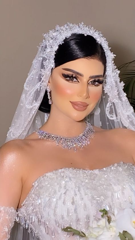 Arab Bride Hairstyles, Arab Bride, Jungkook Songs, Bride Makeup, Silhouette Art, Bride Hairstyles, Bun Hairstyles, Makeup Routine, Maquillaje De Ojos