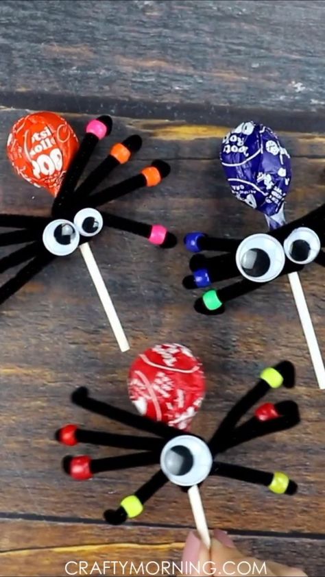 Sucker Spider Treats- Halloween candy treats for kids to make or hand out to trick or treaters. Easy halloween craft for kids to make too. Fun diy project. Spider Treats, Halloween Crafts For Kids To Make, Halloween Candy Crafts, Crafty Morning, Treats For Kids, Fun Halloween Treats, Dollar Store Halloween, Fun Halloween Crafts, Trick Or Treaters