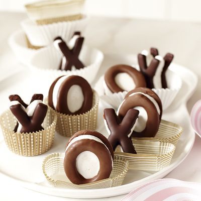 A Dozen Valentine’s Treat Ideas!  Love these Chocolate X and O Ice Cream treats!  #valentine #valentines #valentinetreats Cheesy Valentine, Smores Dessert, Cake Fruit, Fresh Fruit Recipes, Covered Pretzels, Lego Cake, Valentines Day Food, Fruit Pizza, Valentine's Day Recipes