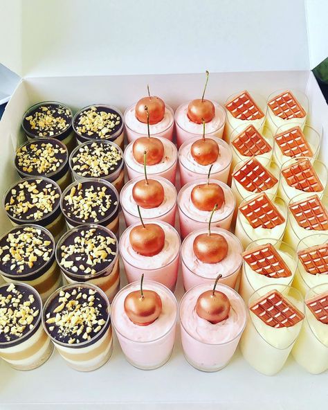 Mini Cup Desserts, Mousse Shots, Cup Desserts, Dessert Shooters, Gold Dessert, Cheesecake Mousse, Black And Rose Gold, Dessert Cups, Dessert Table