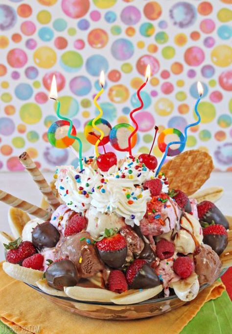 These extreme sundaes will cool you off—but they might also melt your brain. Ice Cream Sundae Recipe, Banana Splits Sundae, Banana Split Ice Cream, Sundae Recipes, Ice Cream Sunday, Banana Split Cake, Banana Split Dessert, Ice Cream Day, Ice Cream Social