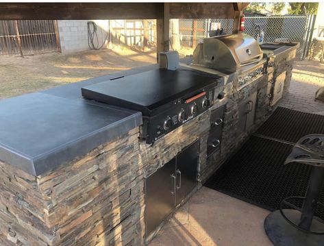 Outdoor Grill Island Diy, Blackstone Grill Outdoor Kitchen Ideas, Outdoor Blackstone Grill Area, Outdoor Kitchen With Blackstone Griddle, Blackstone Grill Station, Built In Blackstone, Built In Blackstone Griddle, Designer Landscaping, Desert Patio