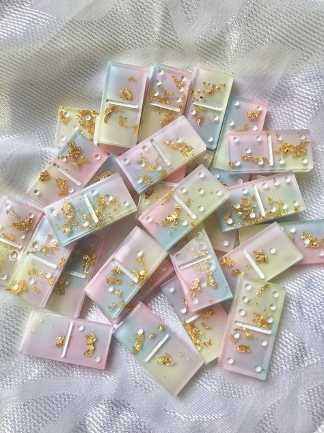 Resin Dominos Ideas, Resin Dominoes Ideas, Epoxy Dominos, Resin Aesthetic, Resin Dominos, Resin Dominoes, Resin Pendant Diy, Diy Gifts To Sell, Resin Jewelry Diy