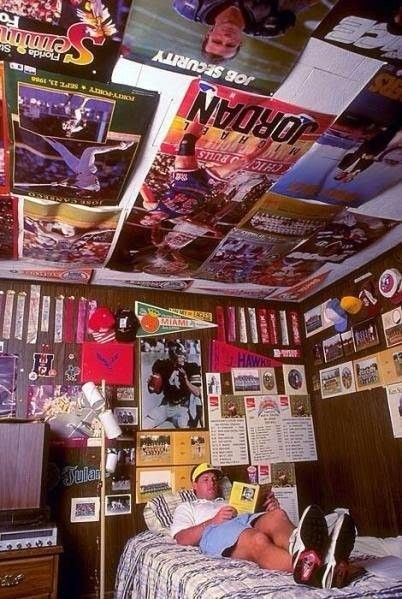 Rock Bedroom Ideas, Punk Rock Bedroom, Dorm Room Tips, Rock Bedroom, 90s Room, 80s Room, Dorm Room Posters, Funniest Photos, Brett Favre