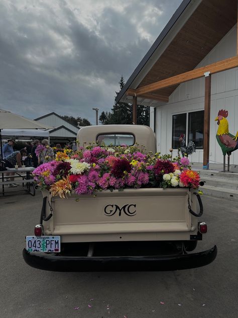 Flowers In Truck Bed, Old Truck Flower Bed, Flower Truck Nashville, Old Truck With Flowers In Bed, Truck With Flowers, Dahlia Farm, Blue Truck, Truck Ideas, Dahlia