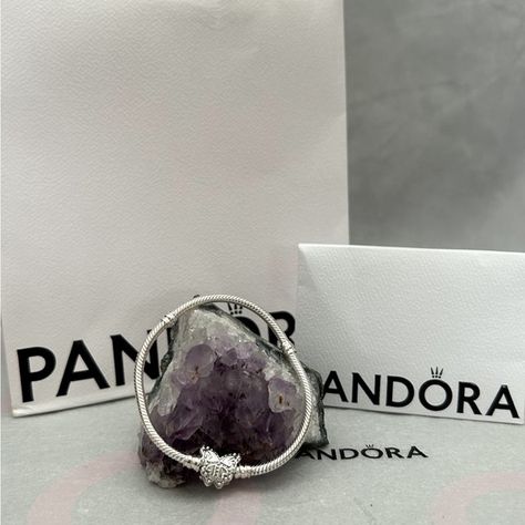 PANDORA Butterfly Bracelet Pandora Essence Charms, Silver Pandora Bracelet, Pandora Butterfly, Pandora Packaging, Pandora Essence, Pandora Heart, Vintage Chanel Handbags, Pandora Jewelry Bracelets, Butterfly Bracelet