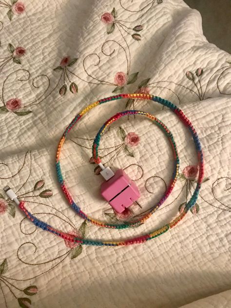 Wrapped Charger, Phone Things, Phone Charger, Design Diy, Diy Beads, Diy Design, Beaded Necklace, Yarn, Knitting