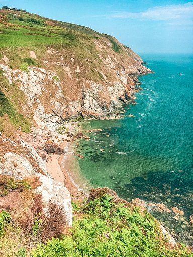 howth cliffs in ireland Lighthouse Castle, Dublin Day Trips, Dublin Itinerary, Dublin Travel Guide, Howth Ireland, Ireland Aesthetic, Kilmainham Gaol, Visit Dublin, Dublin Travel