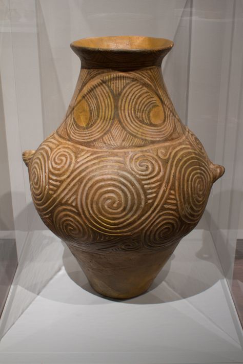 Trypillian Pot from the area around the Black Sea. Abt 5,000 B.C. Cucuteni Trypillian Culture, Precolumbian Pottery, Ancient Celtic Pottery, Ancient Clay Pots, Ancient Vase, Goddess Sculpture, Historical Ceramic Vessels, Pottery Pots, Istoria Artei