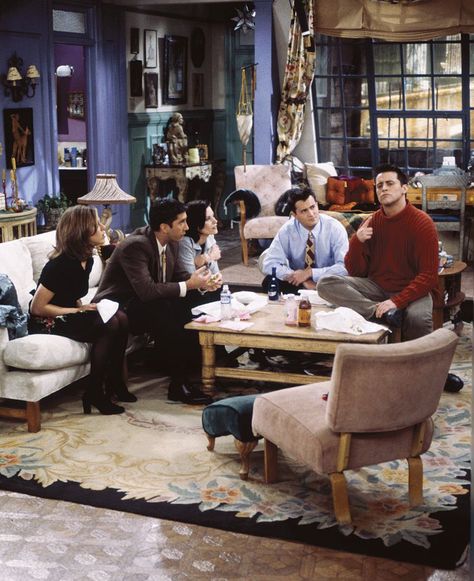 FRIENDS -- 'The One with the Lesbian Wedding' Episode 1 - Monica's apartment Monica Friends, Friends Apartment, Joey Friends, Handmade Chair, Apartment Aesthetic, Dream Apartment, Friends Tv, Interior Trend, Apartment Interior