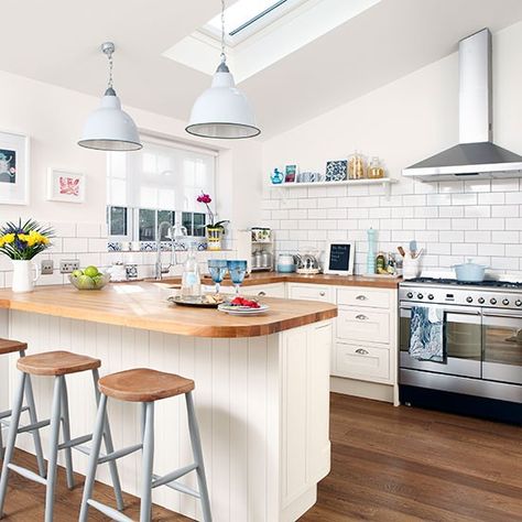 Cream kitchen with short pendant lights | Kitchen decorating | Style at Home | Housetohome.co.uk Wood Worktop, Cream Kitchen, Kabinet Dapur, Breakfast Bar Kitchen, Oak Kitchen, Kitchen Diner, Trendy Kitchen, Kitchen Remodel Idea, Wood Kitchen