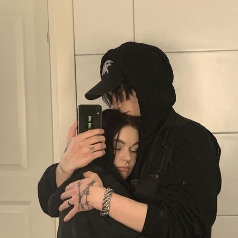 Emo Relationship Aesthetic, Soft And Goth Couple, Grunge Couple Pictures, Emo Aesthetic Boy, Emo Couple Aesthetic, Skaterboy Aesthetic, Goth Couple Aesthetic, Teen Tattoos, Cute Emo Couples