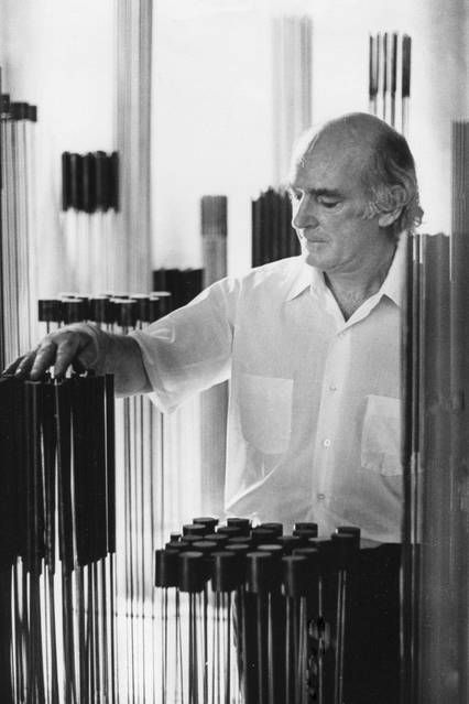 Harry Bertoia at his barn in Pennsylvania in 1975. Pordenone Italy, Harry Bertoia Sculpture, Unusual Instruments, Photographic Portraits, Sculpture Fountain, Sound Sculpture, Harry Bertoia, Sound Art, Older Brother