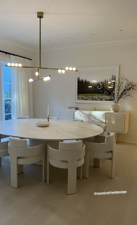 Modern Dining Room Open Concept, Kitchen Table Modern Decor, Organic Modern Luxury Interior, Dinning Room Circle Table Decor, Circle Dinner Table, Dining Table Aesthetic, Sleek Dining Table, Aesthetic Dining Room, Dining Room Area