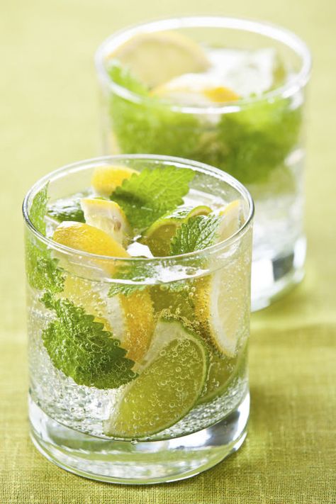 Peppermint Water, Energy Boosting Snacks, Energy Boosting Foods, Fruit Infused Water Recipes, Spa Food, Green Tea Detox, Raw Snacks, Tea Aesthetic, Water Lemon