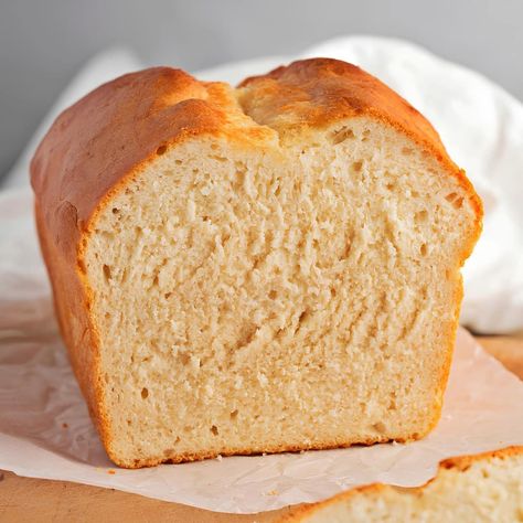 This cottage cheese bread is a low-carb dream! Made with 6 simple ingredients, it's a protein-packed treat you can feel good about. Emergency Bread, Yogurt Bread, Honey Bread, Plain Bread, Easy Foods, A Loaf Of Bread, Coconut Bread, Desserts Vegan, Lemon Coconut