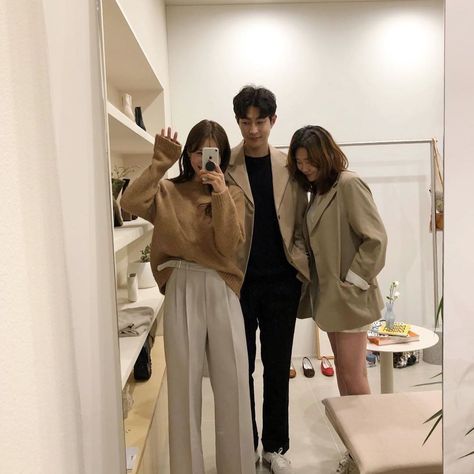 Korean Aesthetic Friendships, Threesome In Friendship Aesthetic, Uzzlang 2 Girls 1 Boy, Ulzzang Friends, Boy And Girl Friendship, Korean Friends, Boy Squad, Siblings Goals, Mode Ulzzang