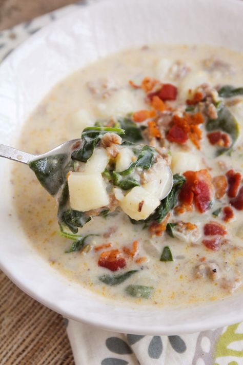 This copycat zuppa toscana is so savory and filling - a delicious combination of flavors! Zuppa Toscana Soup, Toscana Soup, Sausage Potatoes, Spend With Pennies, Hearty Soup, Italian Soup, Easy Meal Plans, Easy Italian, Köstliche Desserts