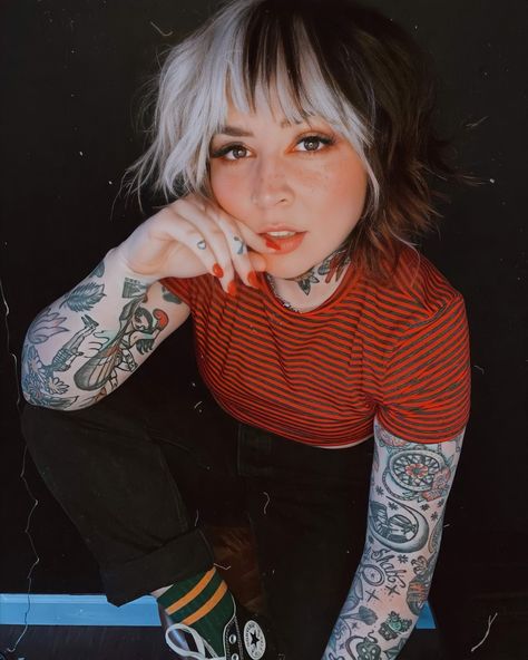 Alternative Fall Hair Color, Short Shag With Money Piece, 2023 Alt Hair, Colored Bangs Short Hair, Girrlscout Haircut, Split Dye Pixie Cut, Short Two Toned Hair, Short Alternative Hairstyles, Halo Hair Dye