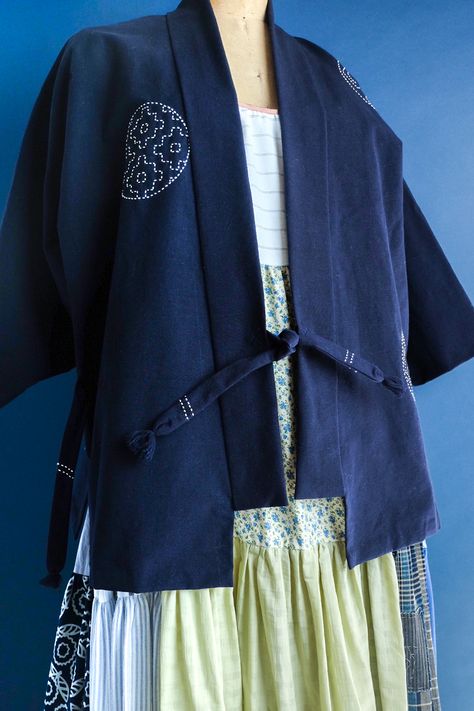 Hippari Jacket with Sashiko Stitching – Tatter Sashiko Kimono Jackets, Sashiko Fashion, Kimono Jacket Sewing Pattern, Designer Kimono, Sashiko Jacket, Kimono Outer, Sashiko Stitching, Japanese Jacket, Diy Denim Jacket