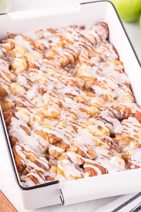 Cinnamon Roll Breakfast Bake, Apple Pie Filling Desserts, Apple Cinnamon Roll Bake, Pillsbury Cinnamon Roll Recipes, Pie Filling Desserts, Cinnamon Roll Breakfast, Cinnamon Roll Desserts, Cinnamon Roll Apple Pie, Cinnamon Roll Cheesecake