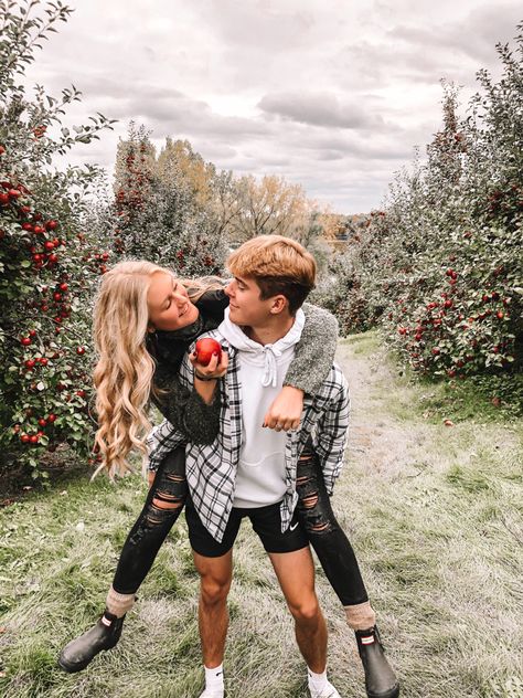 Apple Picking Poses Couple, Fall Couple Dates, Couple Apple Orchard Pictures, Apple Orchard Couple Pictures, Couple Apple Picking Pictures, Apple Picking Couple Pictures, Apple Orchard Photoshoot Couple, Apple Picking Photoshoot Couple, Apple Picking Poses