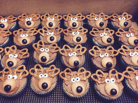 Easy moose cupcakes Moose Centerpiece Ideas, Moose Cupcakes Ideas, Moose Party Theme, Winter Woodland Cupcakes, Moose Themed Birthday Party, Moose Birthday Party, Woodland Creature Cupcakes, Eagle Cupcakes, Moose Cupcakes