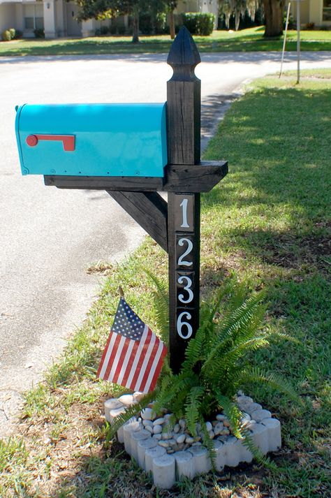 Sprinkles&Stardust: Mailbox makeover! Mailbox On House, Mailbox Garden, Mailbox Makeover, Mailbox Landscaping, Diy Mailbox, Mailbox Ideas, Mailbox Numbers, Mailbox Design, Mailbox Decor