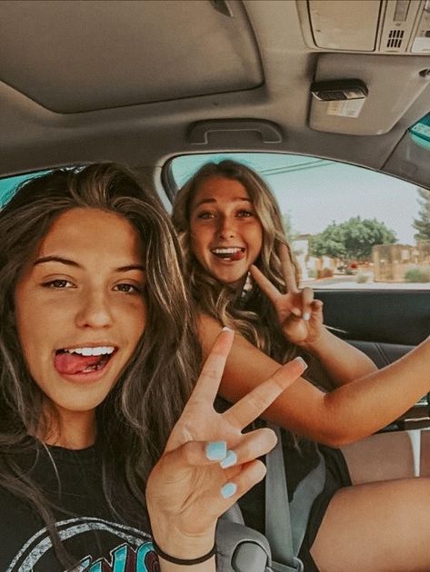 #selfie | zoekenick on Pinterest Photos Bff, Best Friend Photography, Photographie Portrait Inspiration, Best Friend Photoshoot, Bff Photoshoot, Peace Signs, Foto Tips, Best Friend Photos, Cute Friend Pictures