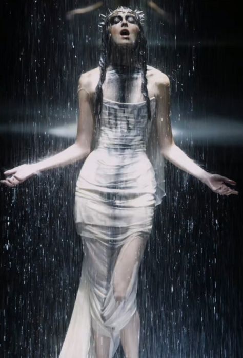 Requiem Of A Dream, American Express Black, Alexander Mcqueen Runway, Isabella Blow, Shalom Harlow, Looks Style, Look Fashion, Runway Fashion, Alexander Mcqueen