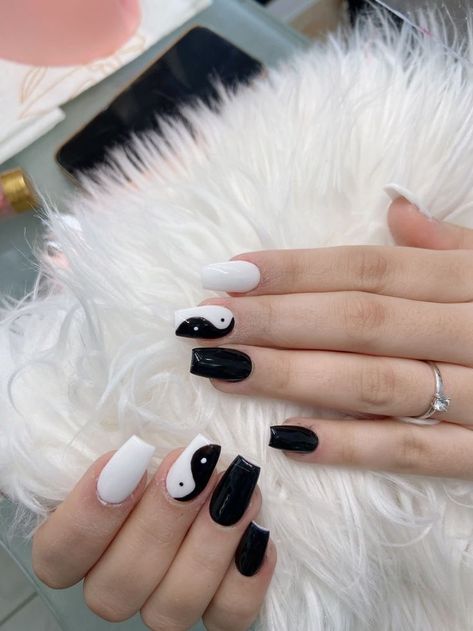 Short Nails Ying Yang, Karol G Nail Ideas, Yin Yang Nails Coffin, Yin Yang Nails Short, Yin Yang Nails Acrylics, Ying Yang Nails Acrylic, Black Nail Designs Square, Ying Yang Nail Art, Best Friend Nails Ideas