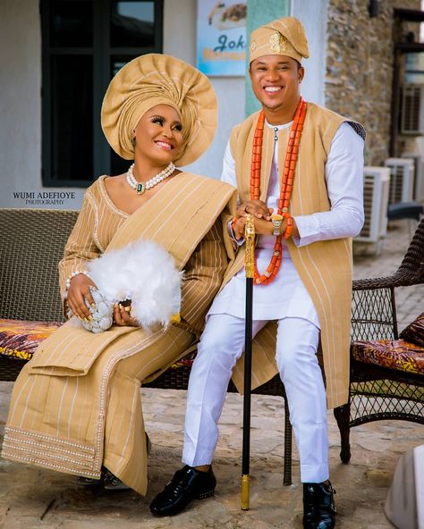 WUMI ADEFIOYE PHOTOGRAPHY on Instagram: “Beautiful Couple 💥 / Makeup @ewatomii_makeover  Gele @mr_tee_gele  Asooke @asookebyhof  Handfan @asookebyhof  Shoe and purse @bilqueroyale…” Wedding Dress Beige, Yoruba Bride, Nigerian Wedding Dress, Stylish Couples, African Traditional Wedding Dress, Traditional Wedding Attire, African Traditional Wedding, Vintage Couples, Naija Fashion