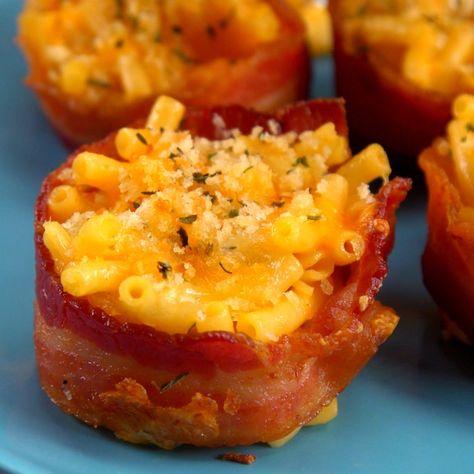 Reasons to make bacon-wrapped mac & cheese for a party appetizer or anytime snack: 1) portable, 2) make-ahead, 3) no bowl necessary, 4) BACON. Mac N Cheese Cups, Mac Cheese Bites, Bacon Bowl, Cheese Bites Recipe, Mac And Cheese Bites, Muffin Cup, Savory Foods, Party Appetizers Easy, Recipes Casserole