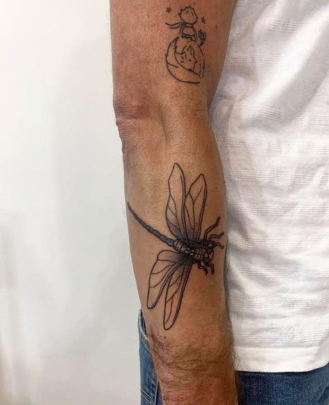 Dragonfly Tattoo Men, Tattoo Design For Men, Dragonfly Symbolism, Dragonfly Tattoos, Small Dragonfly Tattoo, Dragonfly Tattoo Design, Circle Tattoos, Colorful Dragonfly, Insect Tattoo