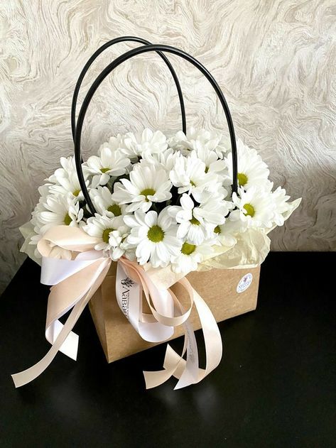 Floral Gift Basket, Flowerbox Diy, Basket Bouquet, Basket Flower Arrangements, Flower Bouquet Diy, Flower Box Gift, Creative Flower Arrangements, Flower Gift Ideas, Flower Business