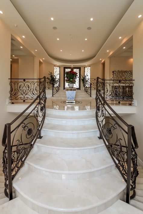 Modern Mansion Interior, Luxury Staircase, Luxury Villa Design, Staircase Design Modern, House Staircase, Classic House Exterior, Famous Houses, House Outside Design, Luxury Homes Interior