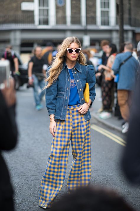 The Best London Fashion Week Street Style+#refinery29uk Fashion Week Street Style Outfits, Chic Fall Fashion, Minimalist Street Style, Moda Do Momento, Fashion London, London Fashion Week Street Style, London Fashion Weeks, Street Dress, London Street Style