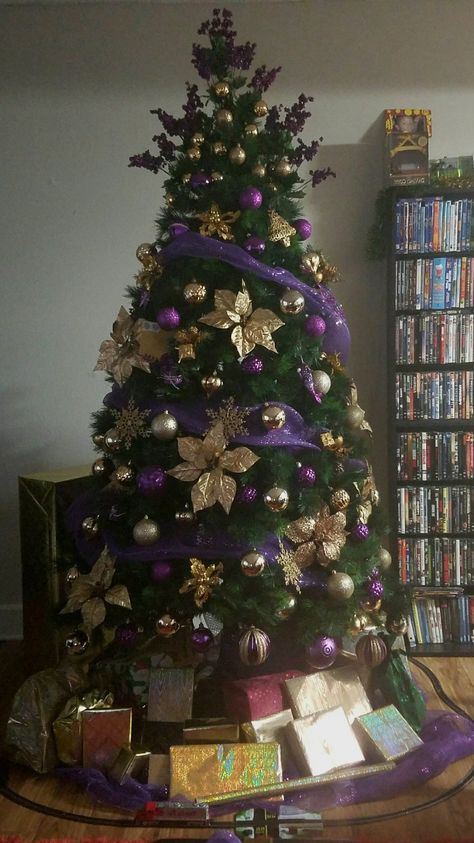 Purple and Gold Christmas tree Christmas Tree Purple And Gold, Purple And Gold Christmas Tree Ideas, Christmas Tree Purple Decorations, Purple And Gold Christmas Decorations, Purple And Gold Christmas Tree, Christmas Tree Purple, Purple Christmas Decorations, Christmas Tree Inspo, Purple Christmas Tree