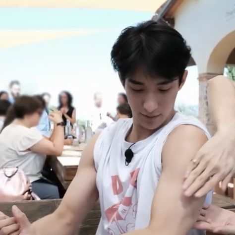 Dokyeom Biceps, Lee Dokyeom, Heart Pose, Seventeen Lee Seokmin, Dk Seventeen, Pledis Seventeen, Lee Seokmin, Tom Holland Imagines, Seventeen Going Seventeen