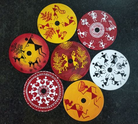 Madhubani Art Wall Hangings, Warli Painting Ideas On Wall, Paper Plate Painting, Coaster Painting, Warli Paintings, Cd Idea, Worli Painting, Warli Art, Easy Mandala Drawing