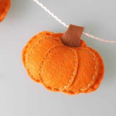 Felt Pumpkin Garland, Fall Felt Crafts, Halloween Felt Crafts, Garland Halloween, Halloween Toddler, Halloween Sewing, Pumpkin Garland, Toddler Playroom, Felt Pumpkins