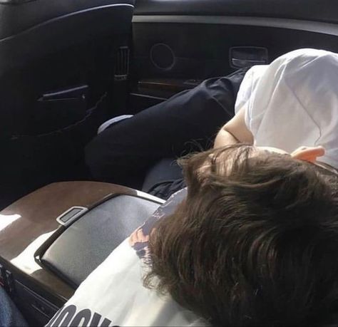 Boy Sleeping Aesthetic, Brunette Boy Aesthetic, Brunette Boys Aesthetic, Sleeping Guys, Sleeping Boy, Aesthetic Boy, Aesthetic People, Perfect Boy, Brunette Girl