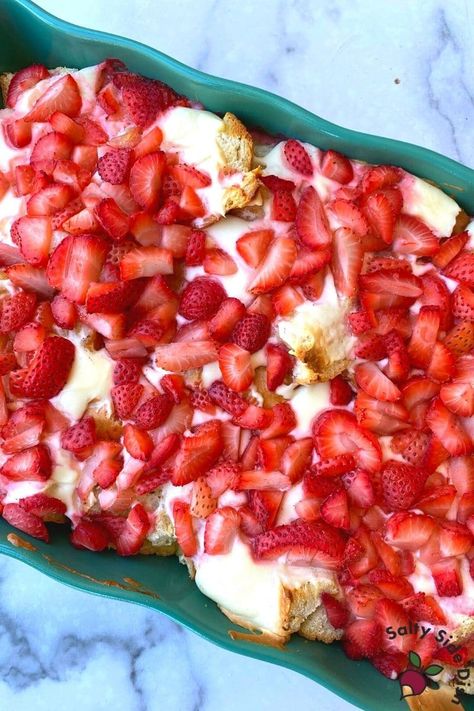 Strawberry French Toast Bake with Layered cream cheese and 10 minute fresh strawberry sauce is a delicious homemade breakfast casserole recipe for a crowd Strawberry Casserole, Strawberry French Toast Bake, Strawberry French Toast Casserole, Oven Baked French Toast, Sausage Hashbrown Breakfast Casserole, Strawberry French Toast, Stuffed French Toast Cream Cheese, Strawberry Breakfast, Fried Breakfast