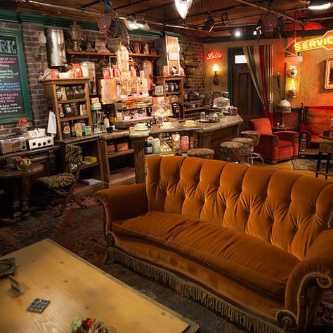 Friends Central Perk Coffee, Friends Cafe, New York Coffee, Casa Country, Friends Central Perk, New York Central, Central Perk, Nyc Restaurants, Studio Tour