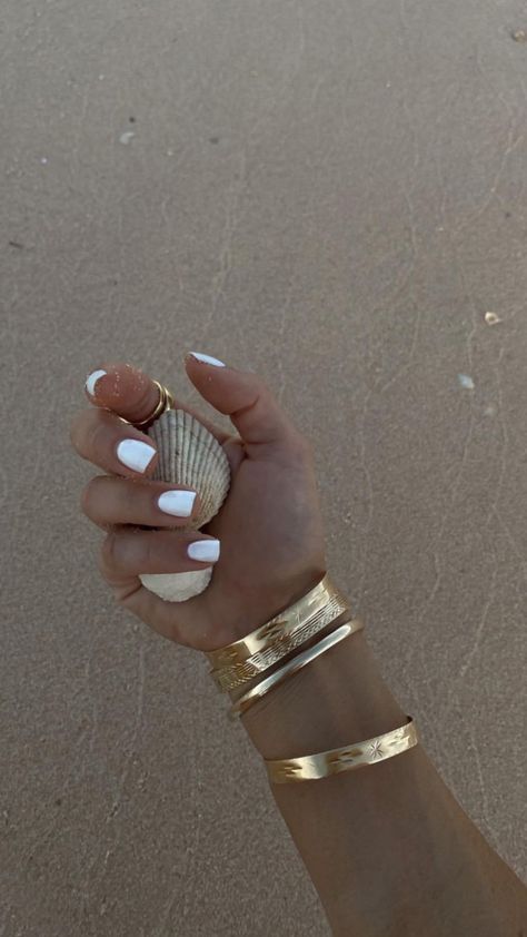 Nail Ideas Bright, Beach Vacay Nails, Nude Nail Art Ideas, Summer Holiday Ideas, Nude Nail Art Designs, Bali Nails, Holiday Nail Ideas, Nude Nail Art, Tropical Nail Designs