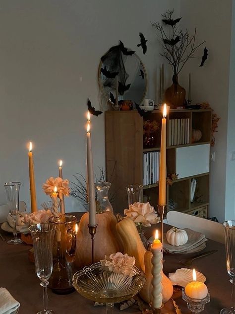 Halloween Aesthetic Home Decor, Halloween Decorations Table Dining Rooms, Halloween Dinner Aesthetic, Halloween Birthday Aesthetic, Halloween Dinner Table Decor, Aesthetic Pumpkin Carving Ideas, Aesthetic Pumpkin Carving, Halloween Decor Table, Fall Table Setting Ideas