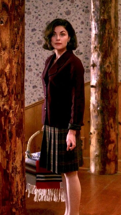 Audrey Twin Peaks Outfit, Audrey Horne Twin Peaks, Twin Peaks Audrey, Audrey Horne Aesthetic, Audrey Horne Outfit, Twin Peaks Audrey Horne, Twin Peaks Outfits, Audrey Twin Peaks, Twin Peaks Fashion