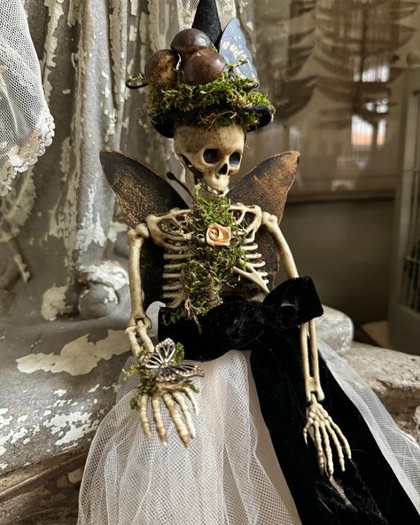 If you haven’t signed up for early access on our website you still have a bit of time! Don’t miss out! Otherwise, we’ll see you tomorrow at our Halloween launch! #skeleton #chicstyle #skeletonchic #shabbyskeleton #halloweendecor #halloween #falldecor #falldecorations #fallstyle #spooky #notscary #upcoming #halloweenline #frontdoor #feathers #handmade #neutral #neutraldecor #hanging #vintagejewelry #vintagehome #vintagestyle #warlock #deskdecoration #glamskeleton #fancy #vintagebooks #skeleto... Fancy Skeleton, Skeleton Ideas, Small Skeleton, Skeleton Clothes, Skeleton Dress, Halloween Crafting, Halloween Retro, Neutral Decor, Halloween Skeletons